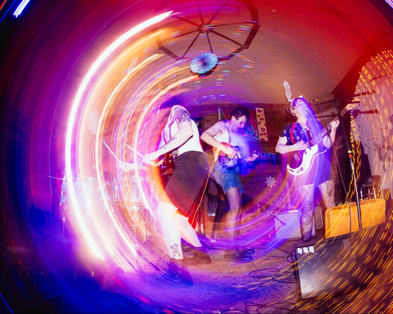 Minot live with psychedelic light swirl